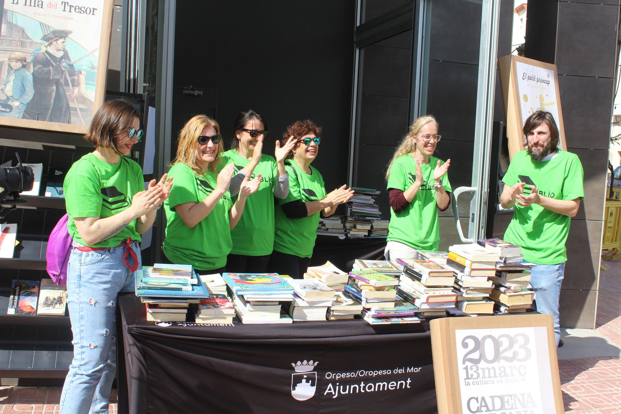 Cadena humana en Orpesa para trasladar libros a la nueva biblioteca