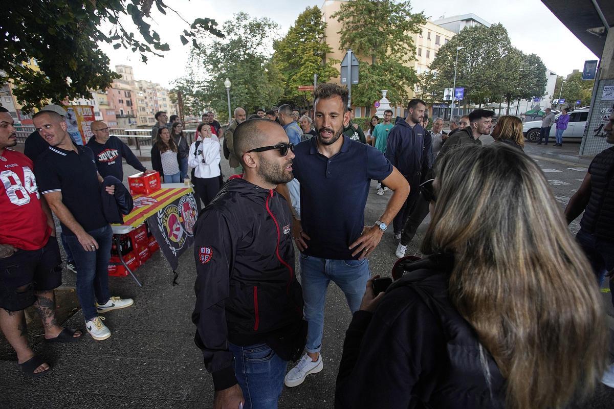 Stuani i Míchel destapen el mural que l'artista Miguel Martínez ha pintat a Girona Stuani i Míchel destapen el mural que l'artista Miguel Martínez ha pintat a Girona