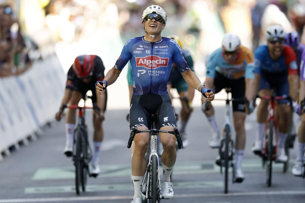 El ciclista belga Jasper Philipsen, del equipo Alpecin-Premier Tech, celebra al cruzar la línea de meta tras ganar la 17.ª etapa del Tour de Francia. El ciclista belga Jasper Philipsen, del equipo Alpecin-Premier Tech, celebra al cruzar la línea de meta tras ganar la 17.ª etapa del Tour de Francia.