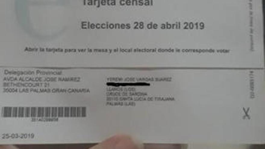 Yéremy Vargas recibe la tarjeta del censo electoral