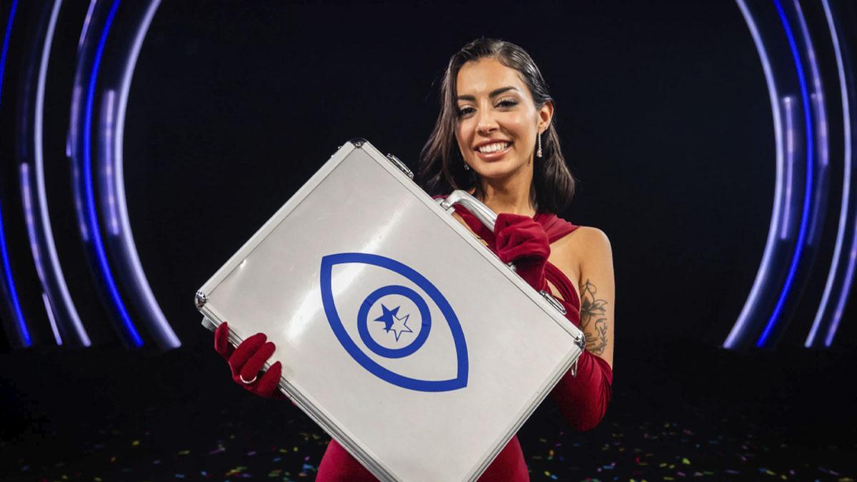 Marieta con el maletín de 'GH Dúo'