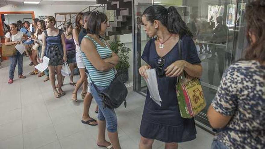 Avalancha y colas en la Escuela Oficial de Idiomas