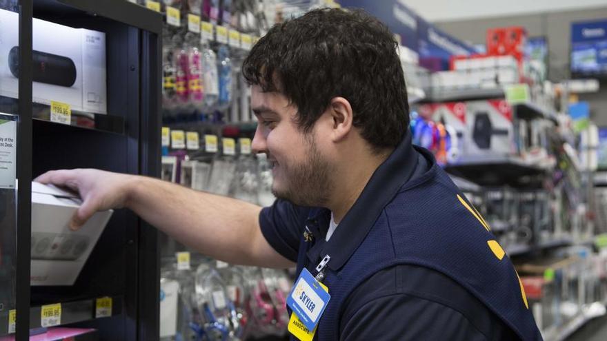 Una imagen de un trabajador en un supermercado.