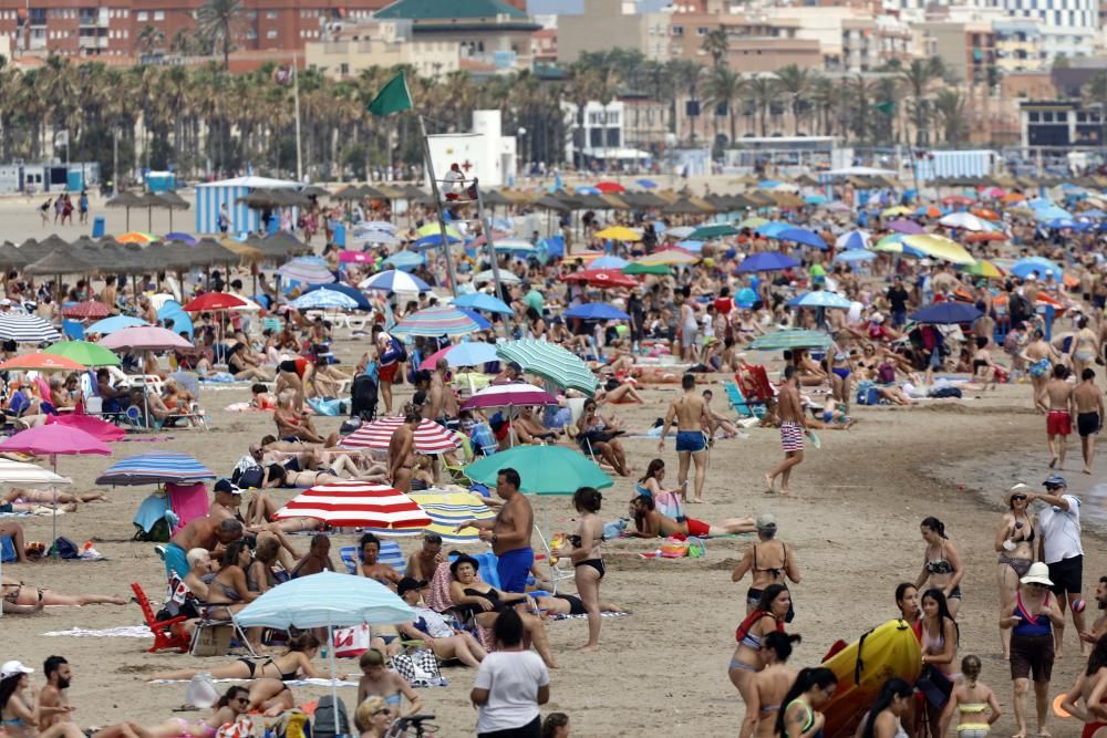 FOTOS: Playas de Valencia llenas en San Juan