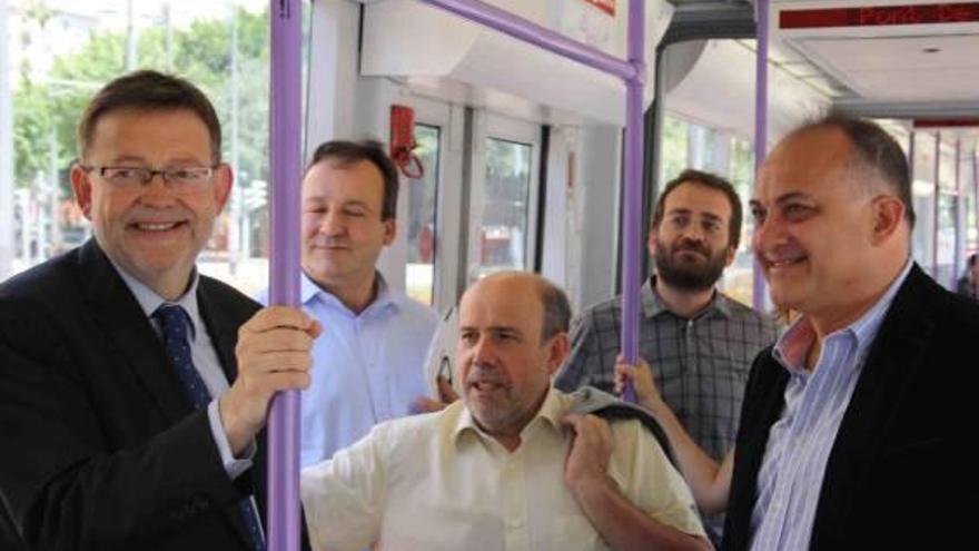 Ximo Puig, Joan Calabuig y el eurodiputado Enrique Guerrero ayer en el tranvía .