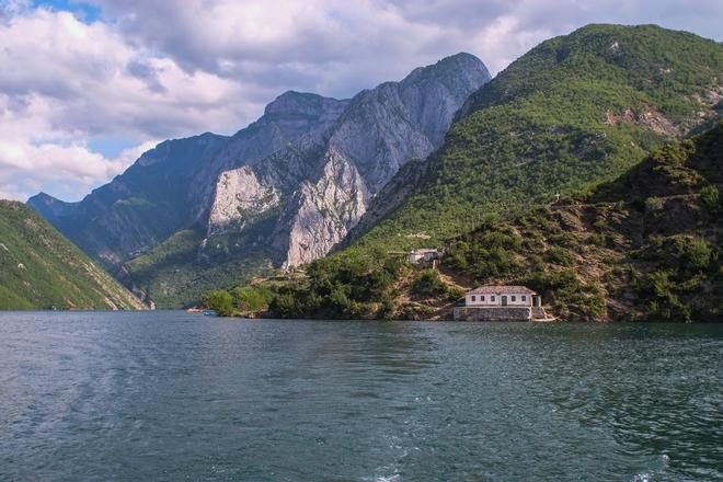 Lago de Koman, Albania