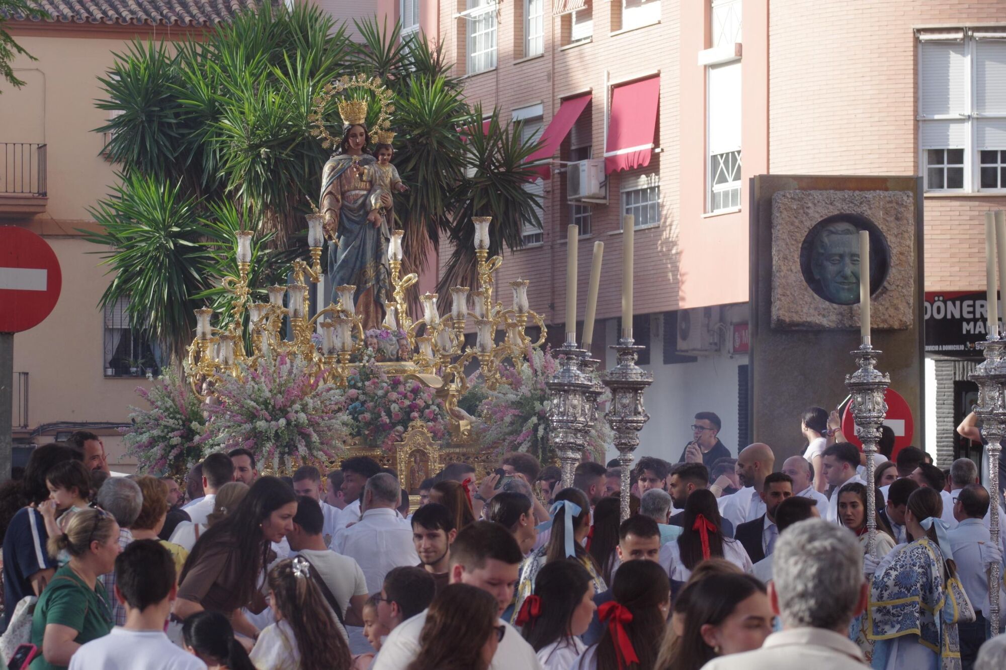 Salida procesional de María Auxiliadora por Capuchinos en 2025