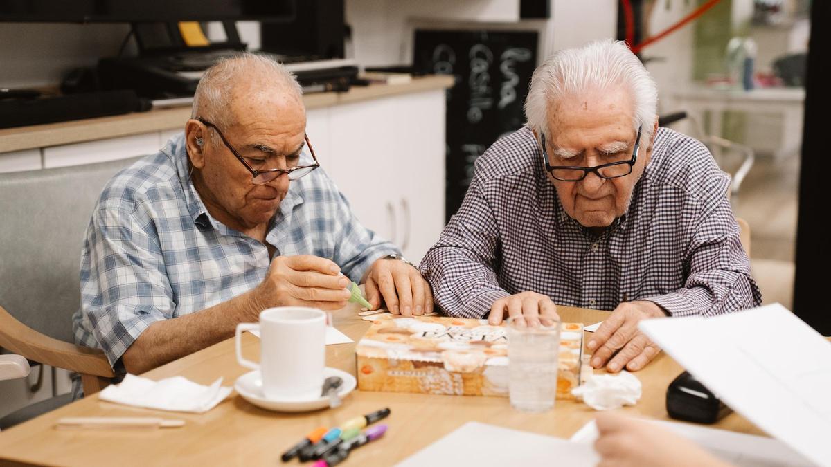 Dos mayores en un centro