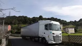 Retiran el camión atascado en Sotiello que ha avivado la preocupación vecinal: "Un día vamos a tener una desgracia"