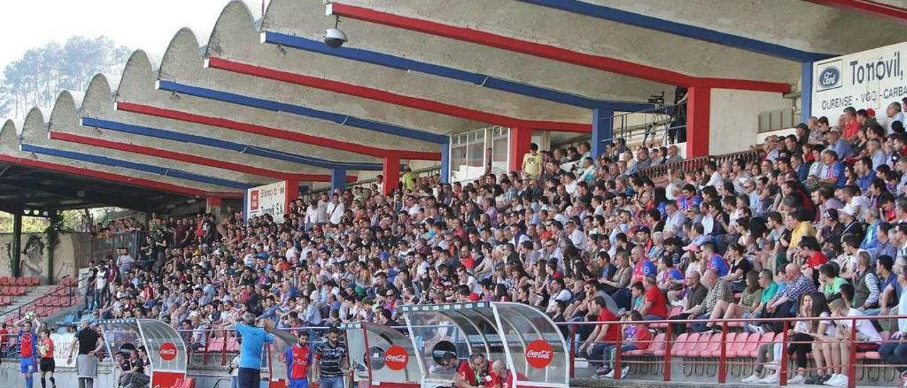 Una de las entradas de la pasada temporada en el campo de O Couto de la Unión Deportiva Ourense. // Iñaki Osorio