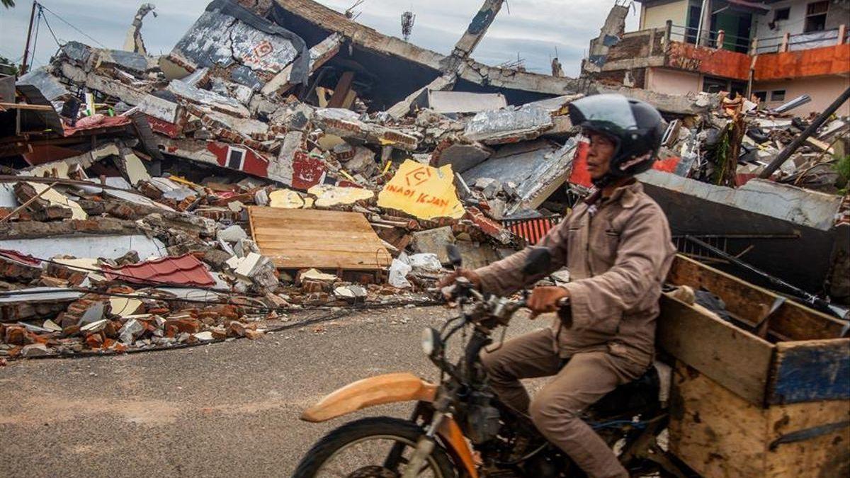 Al menos 56 muertos por un terremoto en Indonesia