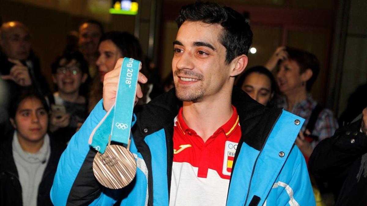 Javier Fernández posando con su bronce