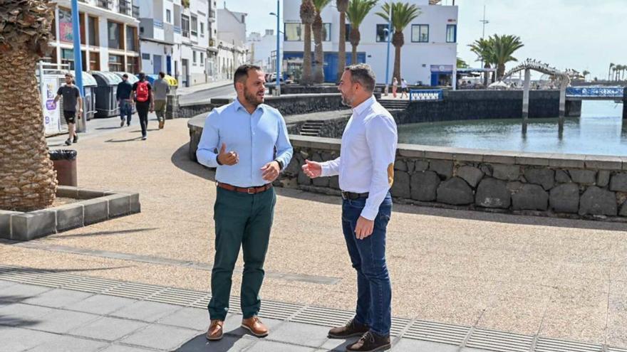 El alcalde de Arrecife, Yonathan de León (i) y el consejero  de Obras Públicas, Jacobo Medina, ayer, en el Charco. | | PRENSA ARRECIFE