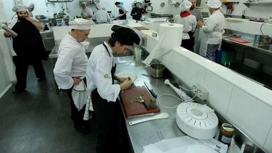 Pau Blanca Tubau, en primer término, ganador del certamen gastronómico.