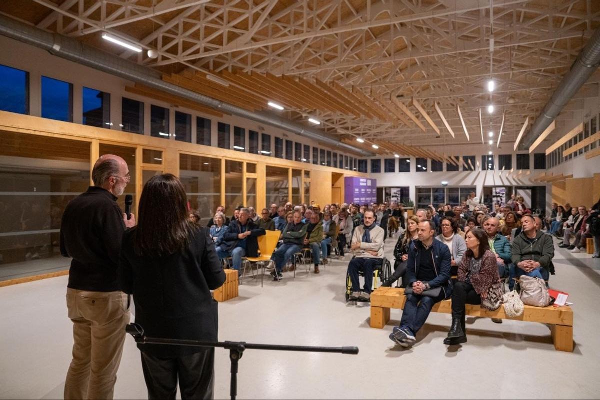 Presentación del proyecto de humanización de Sabarís a los vecinos.