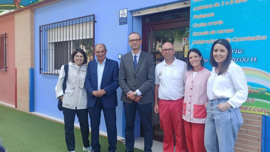 El consejero de Educación visita la cooperativa Érase una vez. UCOMUR