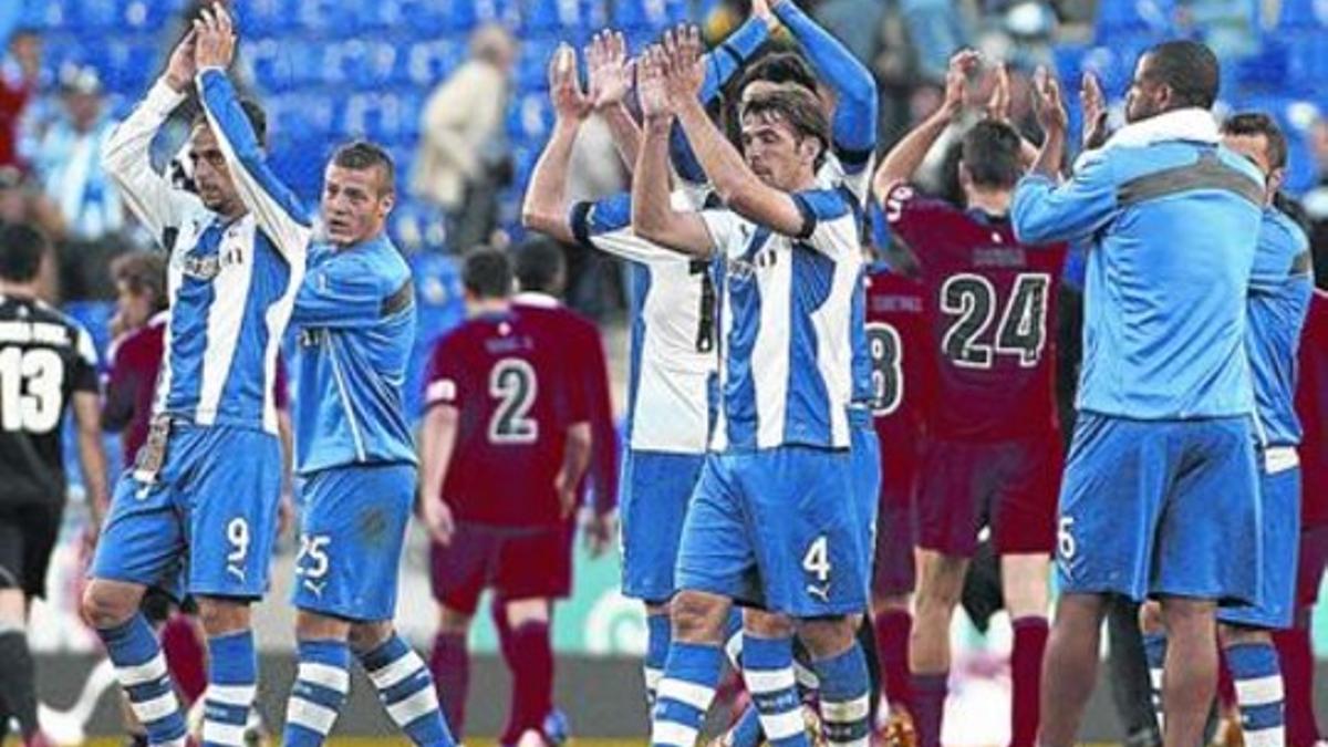 Los jugadores del Espanyol y Osasuna aplauden al final del partido jugado en Cornellà el 11 de mayo del 2014.