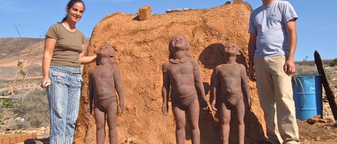 La artista Lisbet Fernández y Rafael Gómez junto a algunas piezas escultóricas con la técnica de la terracota.