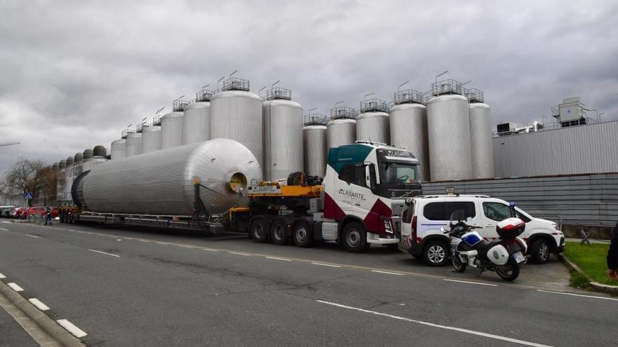 Un transporte especial llega a Estrella Galicia