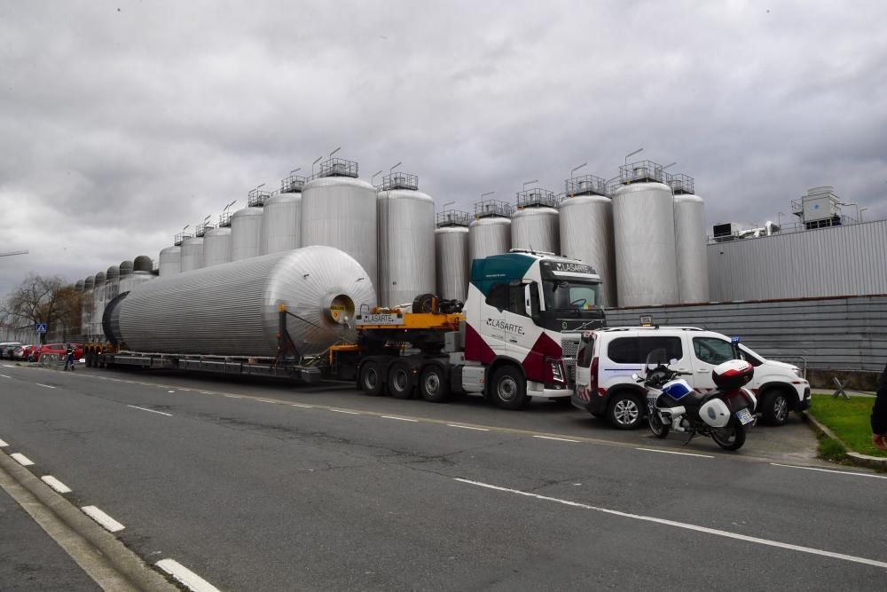 Un transporte especial llega a Estrella Galicia