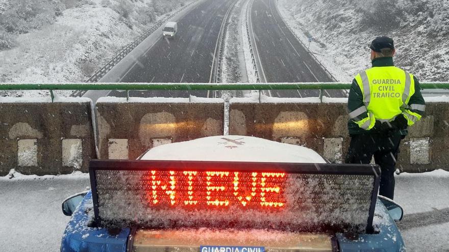 La nieve complica la circulación en la A-52