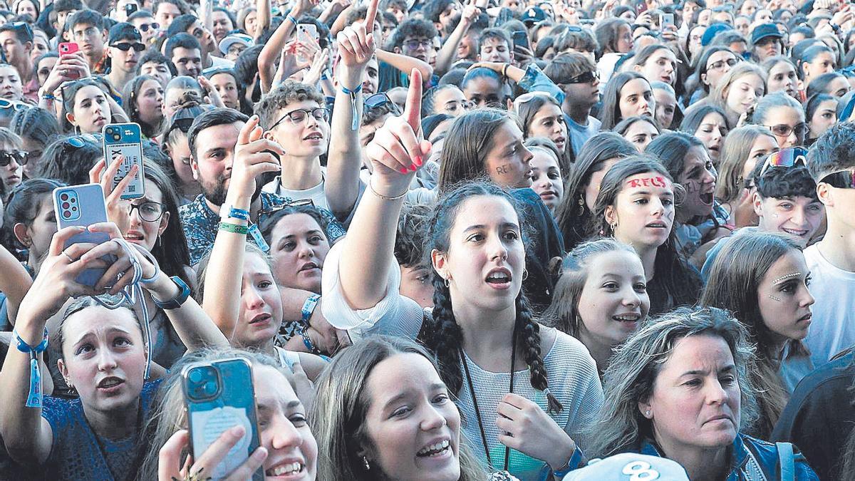 Público de las primeras filas del festival O Son do Camiño 2024.