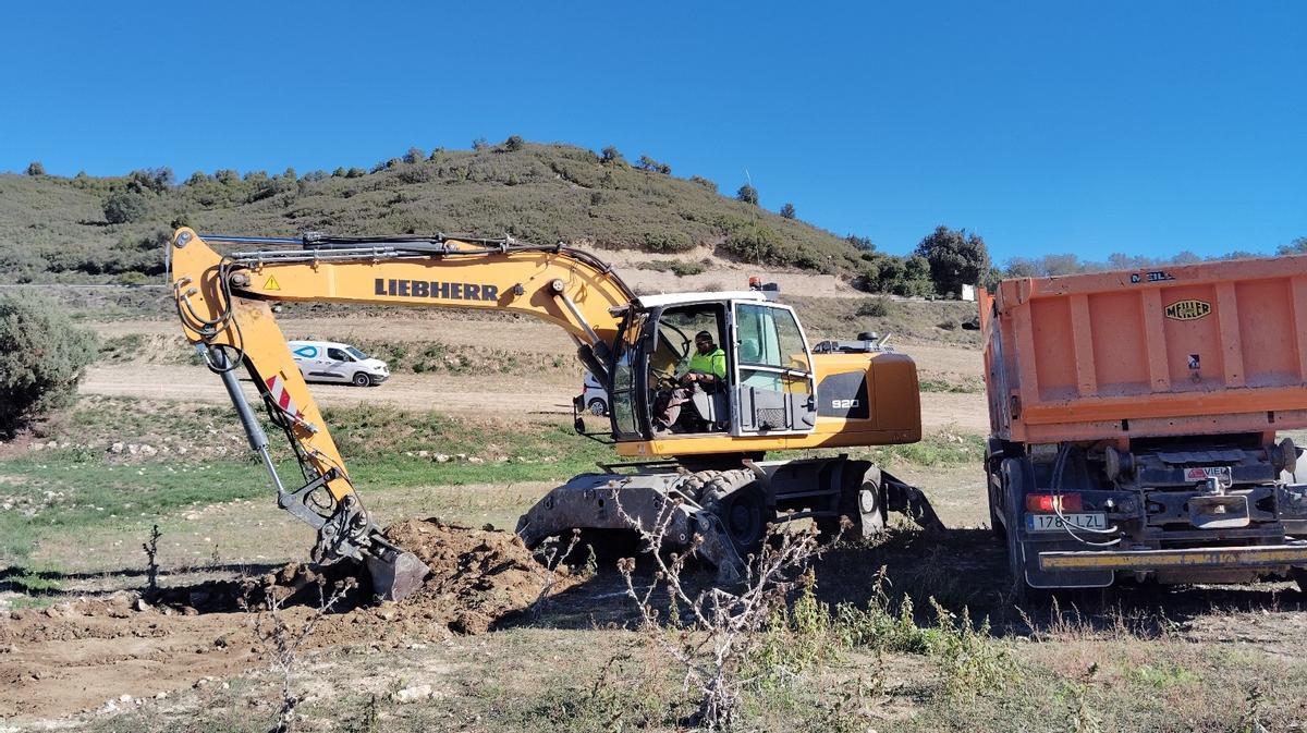 Las máquinas realizan esta semana los primeros trabajos de construcción del nuevo trazado de la vía N-232, en Morella.