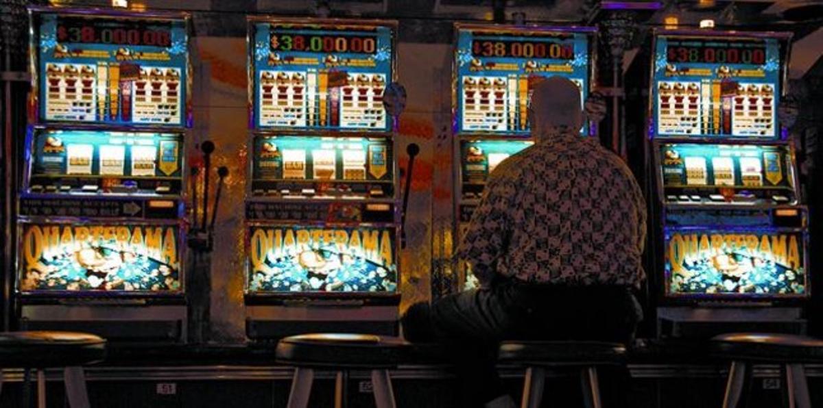 MÀQUINES ADDICTIVES.Escurabutxaques al casino d’un creuer, al nord-oest del Pacífic.