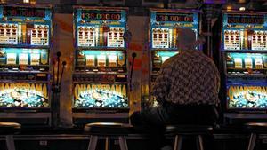 MÀQUINES ADDICTIVES.Escurabutxaques al casino d’un creuer, al nord-oest del Pacífic.