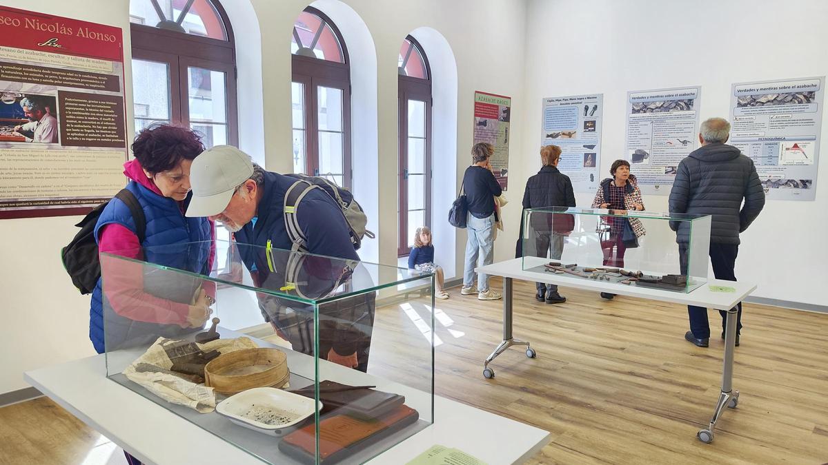 Visitantes en la exposición del certamen de azabachería.