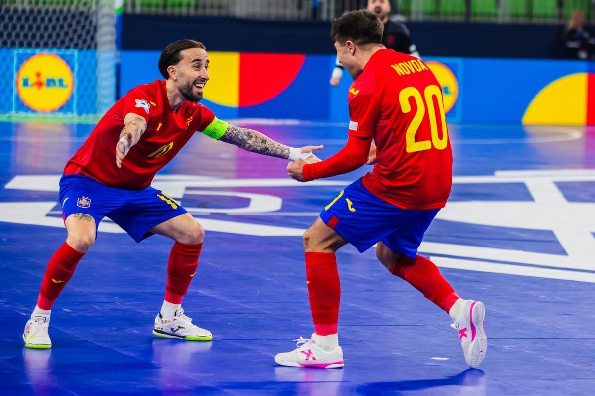 Novoa celebra su gol con España