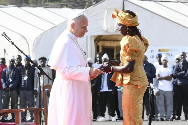 El papa León XIV mantiene un encuentro con migrantes en el centro de Las Raíces.