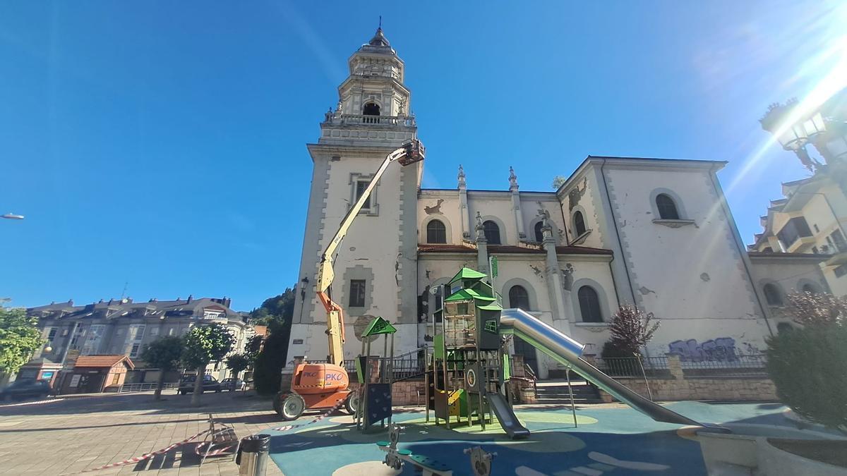 Los trabajos técnicos que se realizan en la iglesia de San Juan, este miércoles por la mañana.
