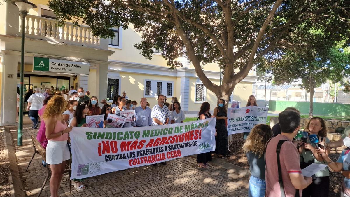 Concentración a las puertas del centro de salud Puerta Blanca por la agresión a una psicóloga