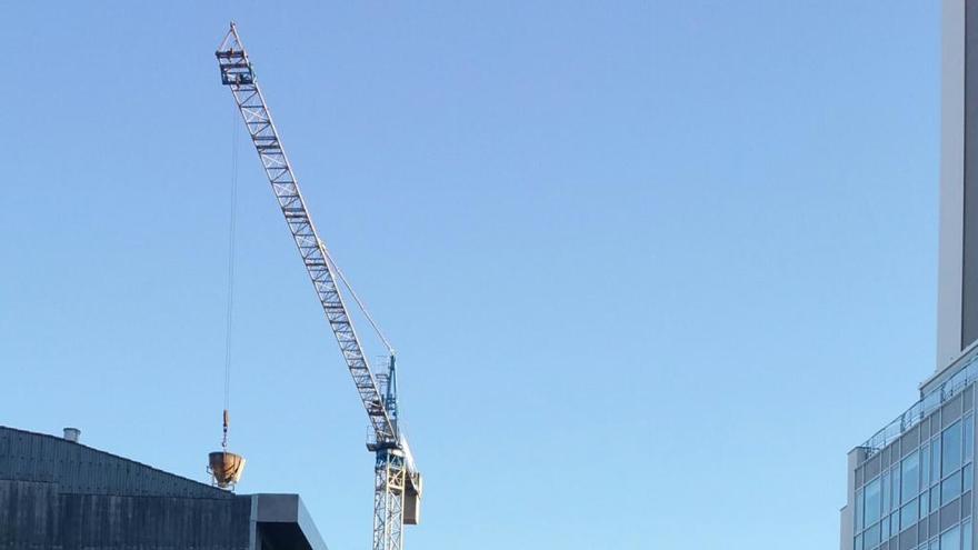 La zona en la que se produjeron los hechos, con la ambulancia y el edificio del que cayó la barra.