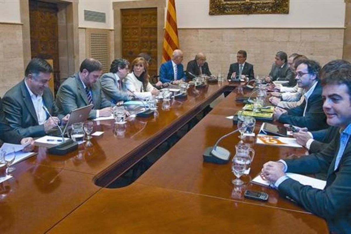 Els líders dels partits, amb Artur Mas al fons, al costat del conseller AndreuMas-Colell i el portaveu Francesc Homs.