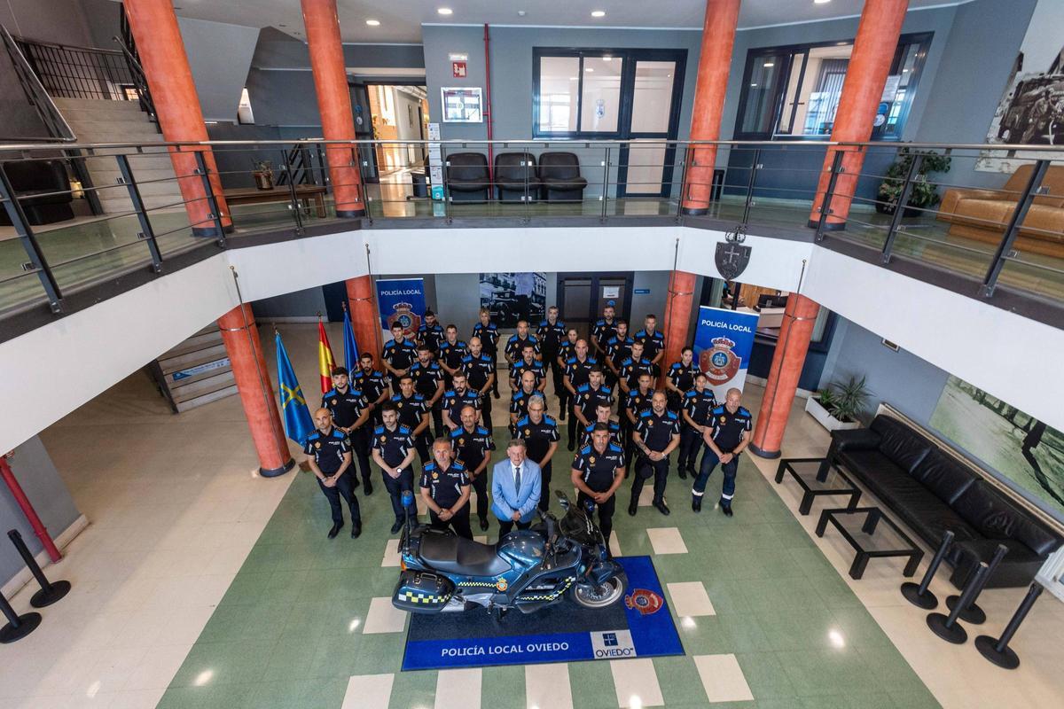 25 nuevos agentes interinos recogen sus acreditaciones policiales tras superar un intenso periodo de prácticas.