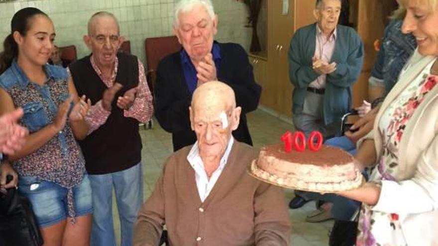 Elche rinde homenaje a sus mayores con emotivos actos