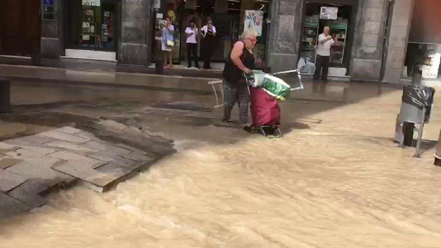 Un tromba de agua inunda la calle Sagasta