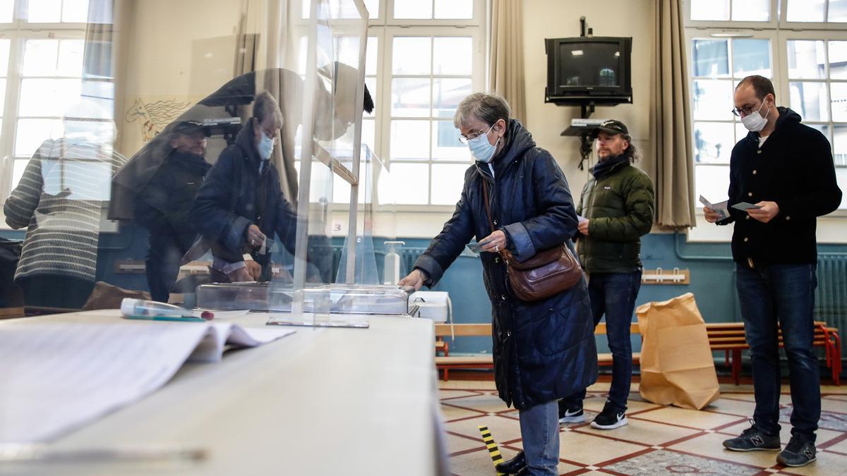 Arrancan las presidenciales en Francia marcadas por la abstención y una ultraderecha en auge.