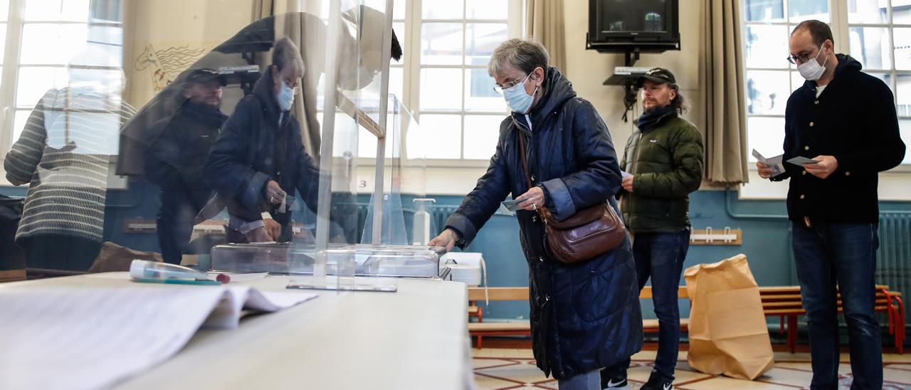 Una mujer votando en Francia