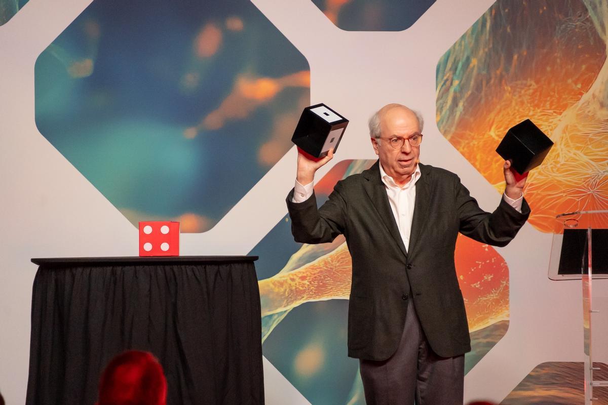 El doctor Jordi Camí haciendo su espectáculo de magia.