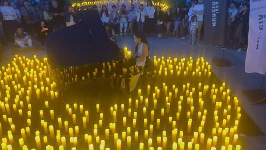 Espectacular actuación musical a la luz de las velas en la Plaza Belluga de Murcia