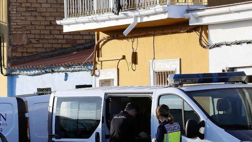 Detenidos tres sospechosos de matar y enterrar en sosa cáustica a tres personas en Sevilla