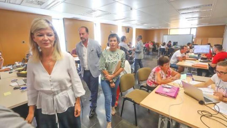 La consellera Gabriela Bravo, ayer, en la oficina de gestión de ayudas en el Prop de Orihuela.