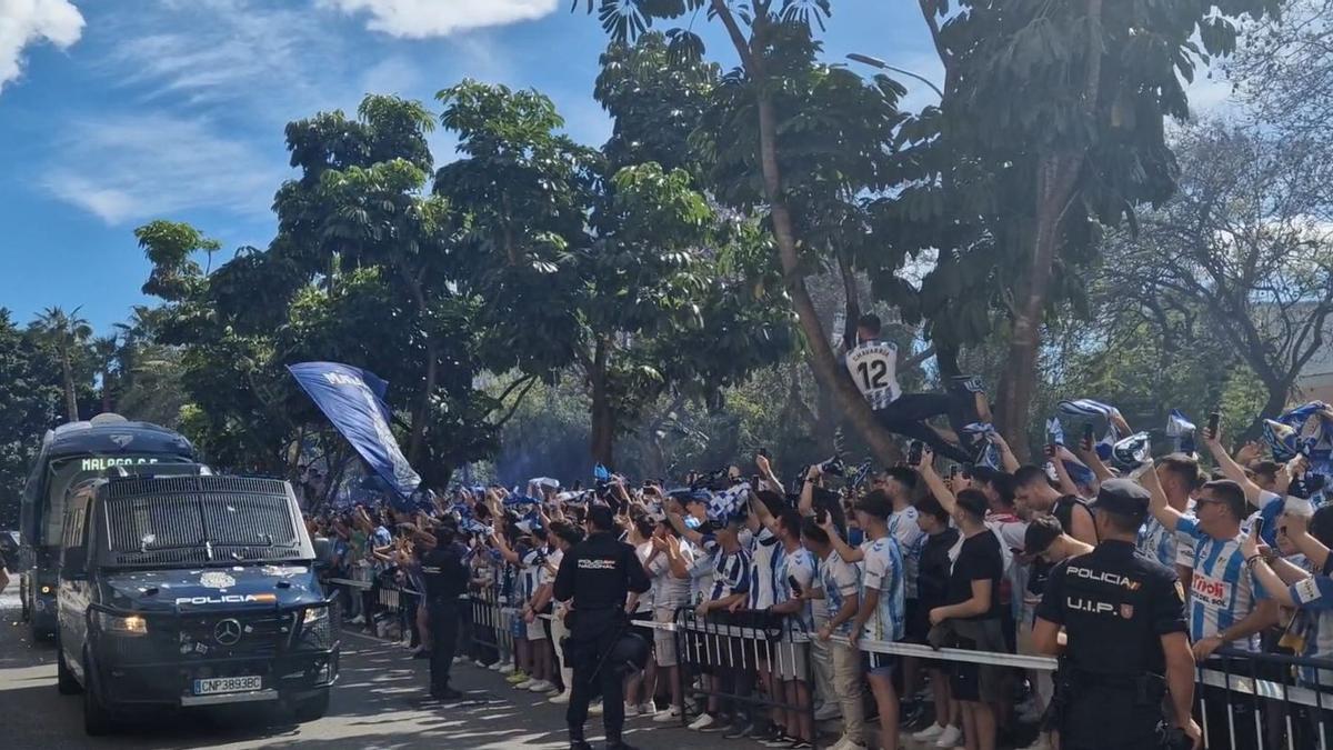 La afición recibe al Málaga CF antes de su enfrentamiento contra el Granada