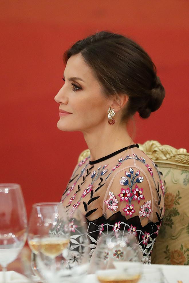 Letizia Ortiz luciendo unos pendientes en forma de paloma