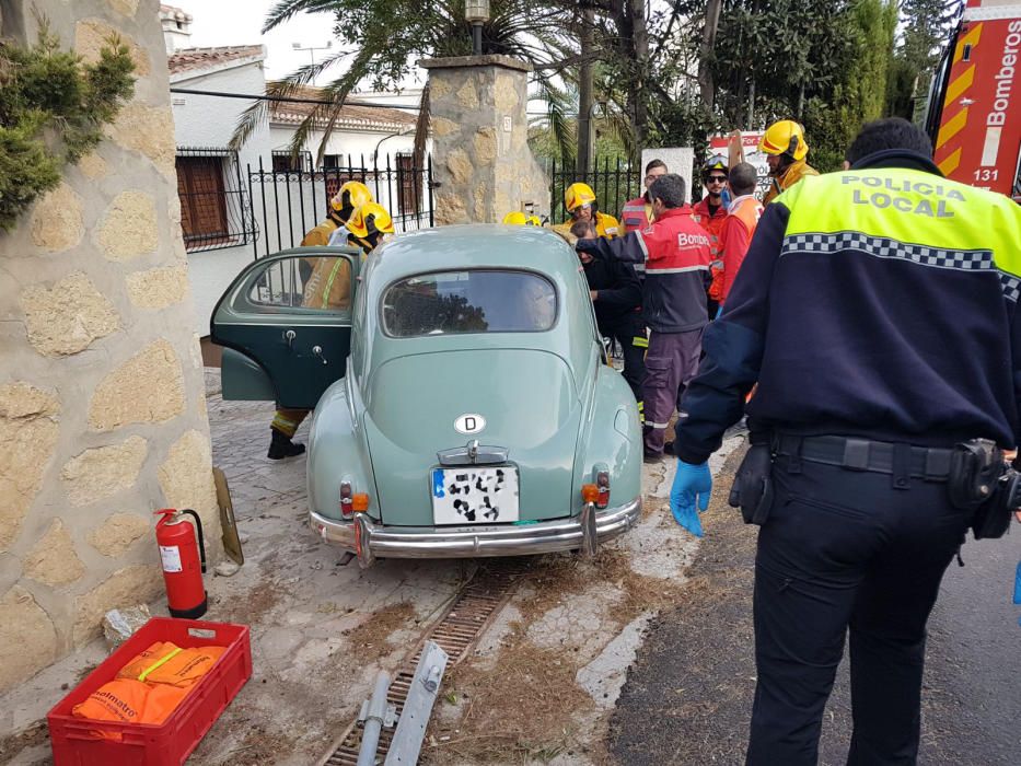 Un conductor queda atrapado al estrellar su coche de época contra un muro en Xàbia