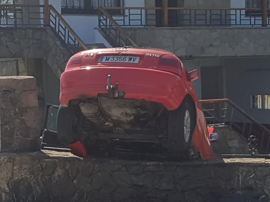 Un coche se empotra contra una casa en La Guía, en Gijón