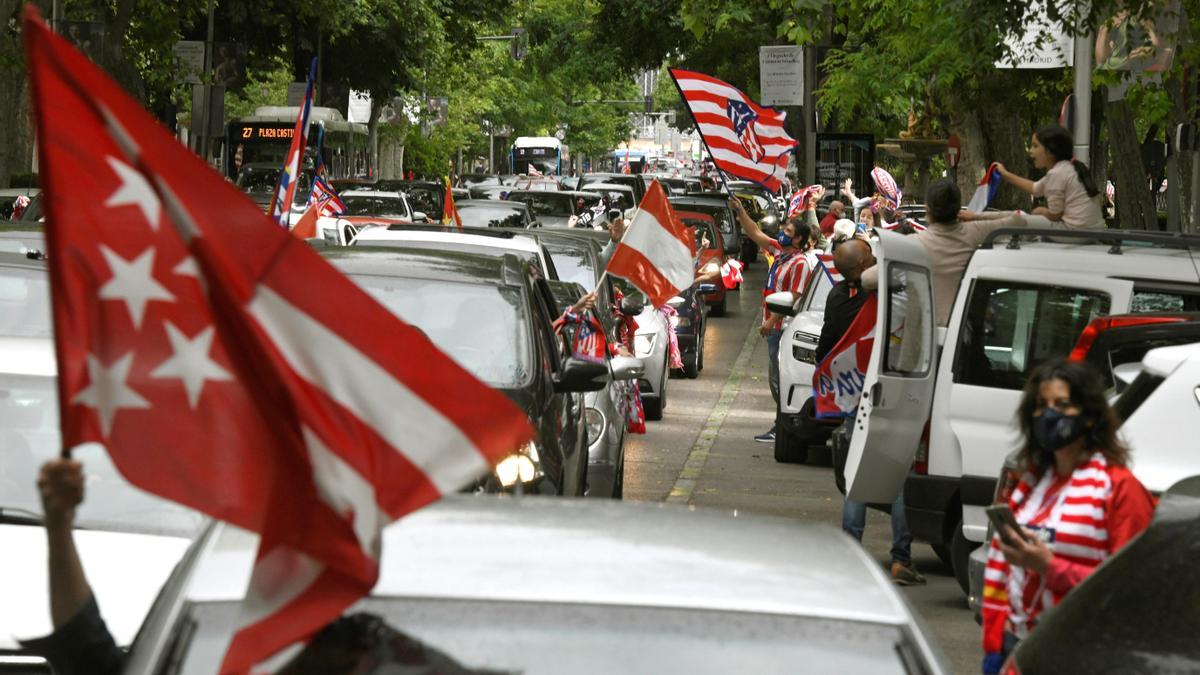 Caravana rojiblanca desde Atocha a Plaza de Castilla para celebrar la liga del Atlético.